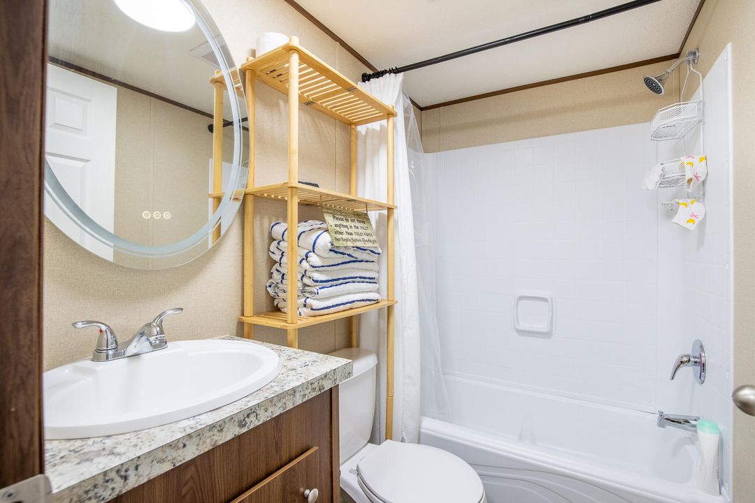 For Sale: $315,000 (2 beds, 2 baths, 840 Square Feet)