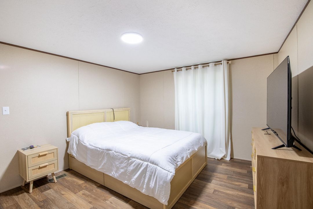 For Sale: $315,000 (2 beds, 2 baths, 840 Square Feet)