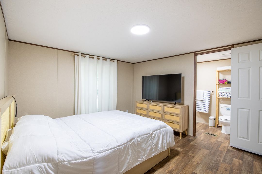 For Sale: $315,000 (2 beds, 2 baths, 840 Square Feet)