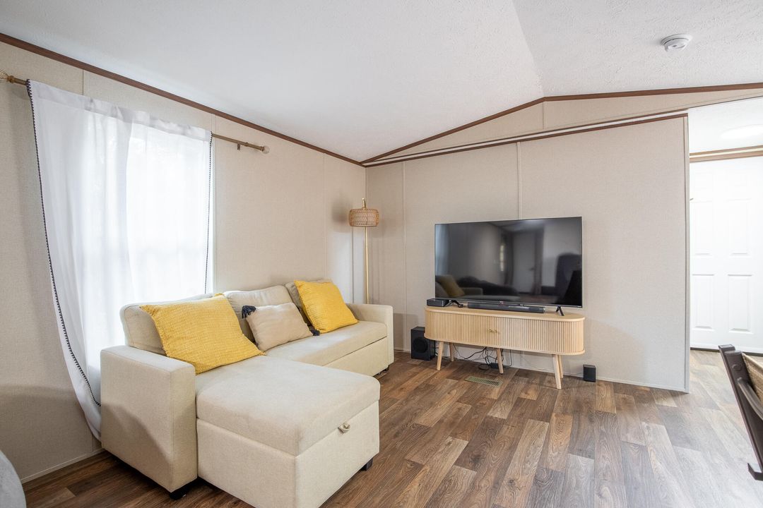 For Sale: $315,000 (2 beds, 2 baths, 840 Square Feet)