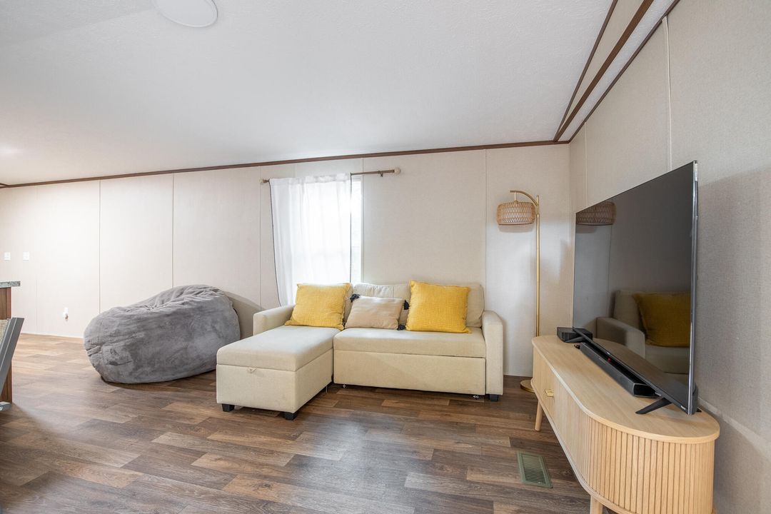 For Sale: $315,000 (2 beds, 2 baths, 840 Square Feet)