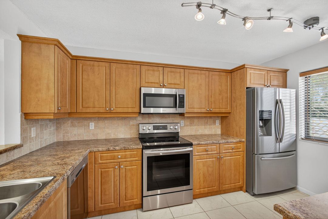 Activo con contrato: $4,000 (2 camas, 2 baños, 1512 Pies cuadrados)