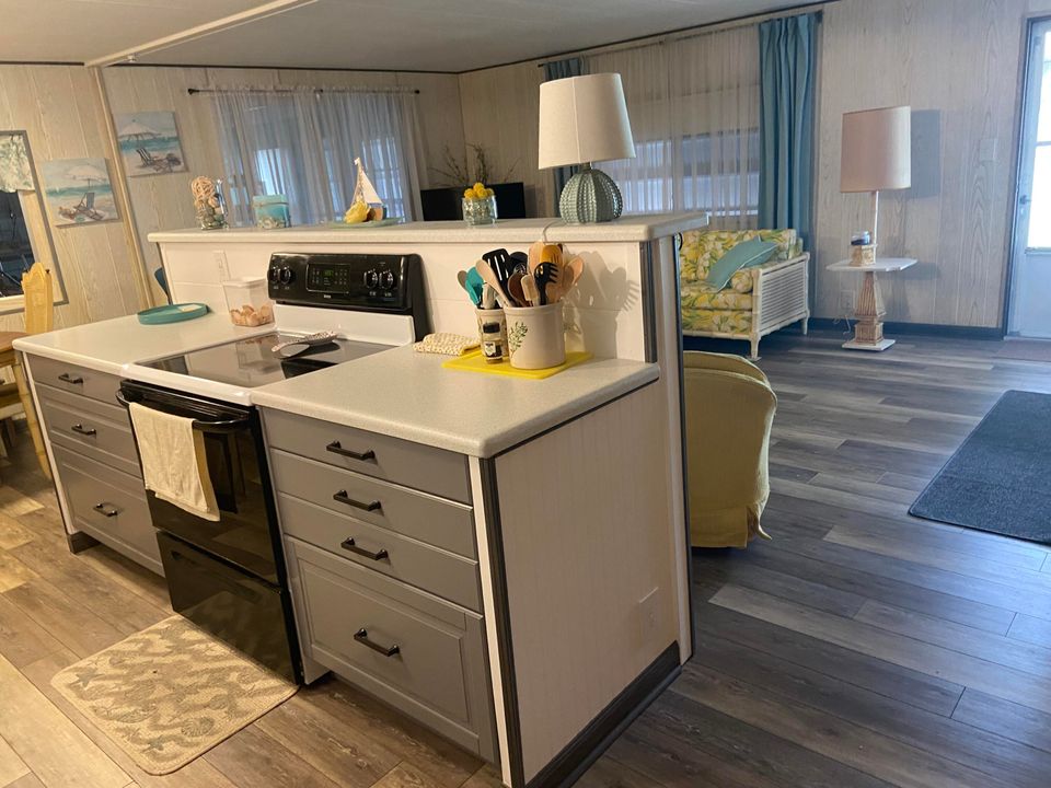 合同活跃: $50,000 (2 贝兹, 2 浴室, 1200 平方英尺)