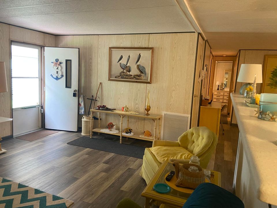 合同活跃: $50,000 (2 贝兹, 2 浴室, 1200 平方英尺)