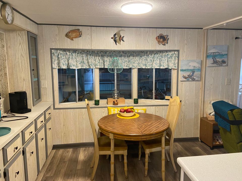 合同活跃: $50,000 (2 贝兹, 2 浴室, 1200 平方英尺)