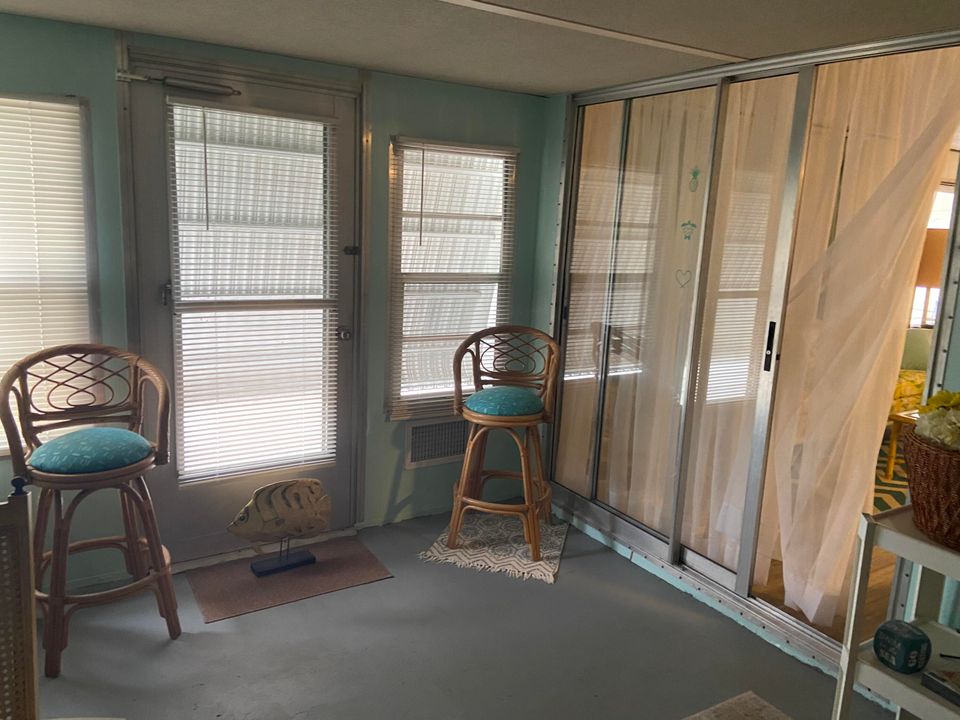 合同活跃: $50,000 (2 贝兹, 2 浴室, 1200 平方英尺)