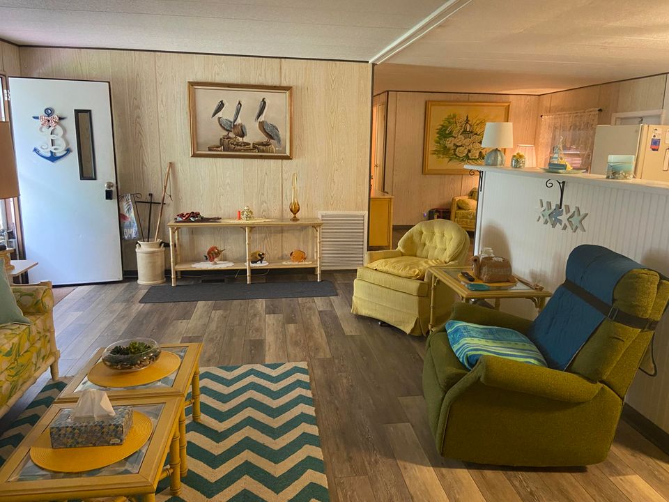 合同活跃: $50,000 (2 贝兹, 2 浴室, 1200 平方英尺)