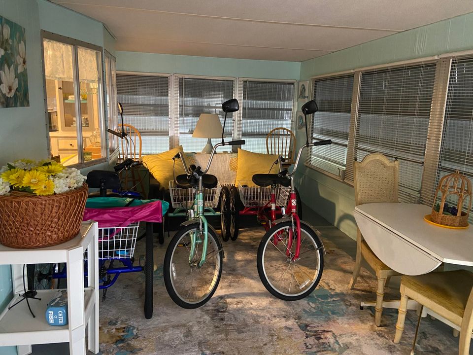 合同活跃: $50,000 (2 贝兹, 2 浴室, 1200 平方英尺)