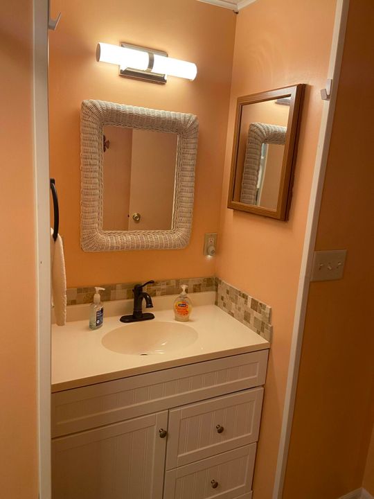 合同活跃: $50,000 (2 贝兹, 2 浴室, 1200 平方英尺)