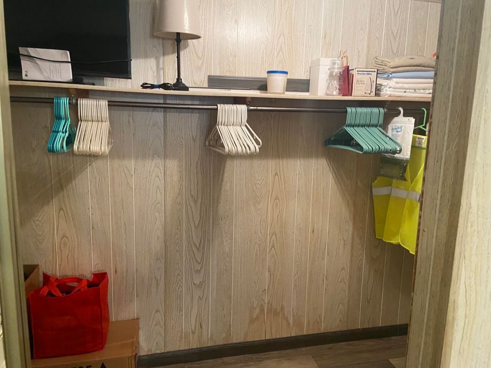 合同活跃: $50,000 (2 贝兹, 2 浴室, 1200 平方英尺)