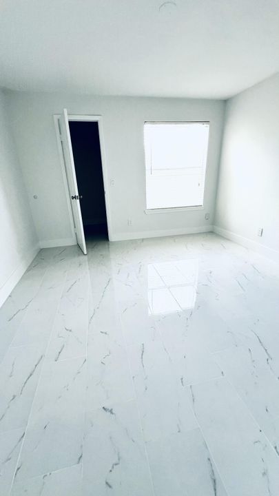 Active With Contract: $2,299 (2 beds, 2 baths, 992 Square Feet)