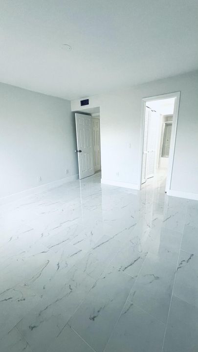 Active With Contract: $2,299 (2 beds, 2 baths, 992 Square Feet)