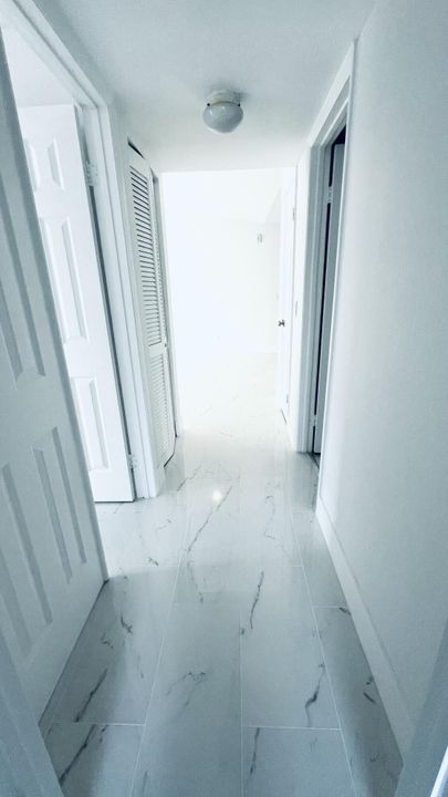 Active With Contract: $2,299 (2 beds, 2 baths, 992 Square Feet)