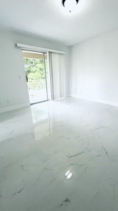 Active With Contract: $2,299 (2 beds, 2 baths, 992 Square Feet)