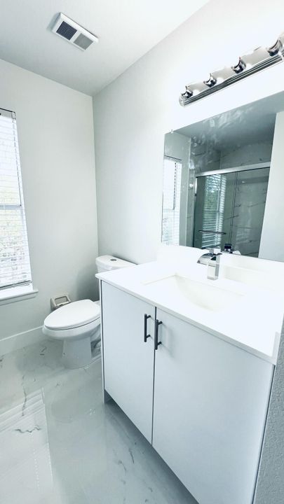 Active With Contract: $2,299 (2 beds, 2 baths, 992 Square Feet)