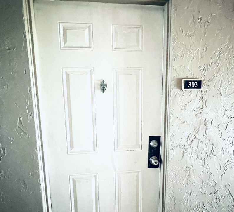 Active With Contract: $2,299 (2 beds, 2 baths, 992 Square Feet)