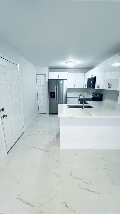 Active With Contract: $2,299 (2 beds, 2 baths, 992 Square Feet)