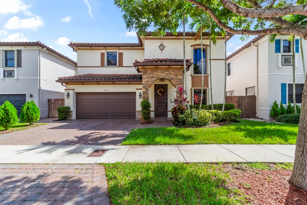 For Sale: $840,000 (4 beds, 3 baths, 3034 Square Feet)