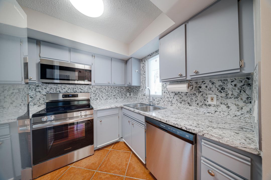 For Sale: $182,500 (2 beds, 2 baths, 874 Square Feet)