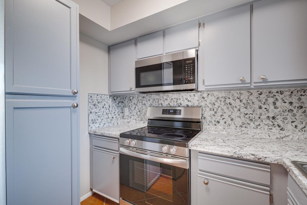 For Sale: $182,500 (2 beds, 2 baths, 874 Square Feet)