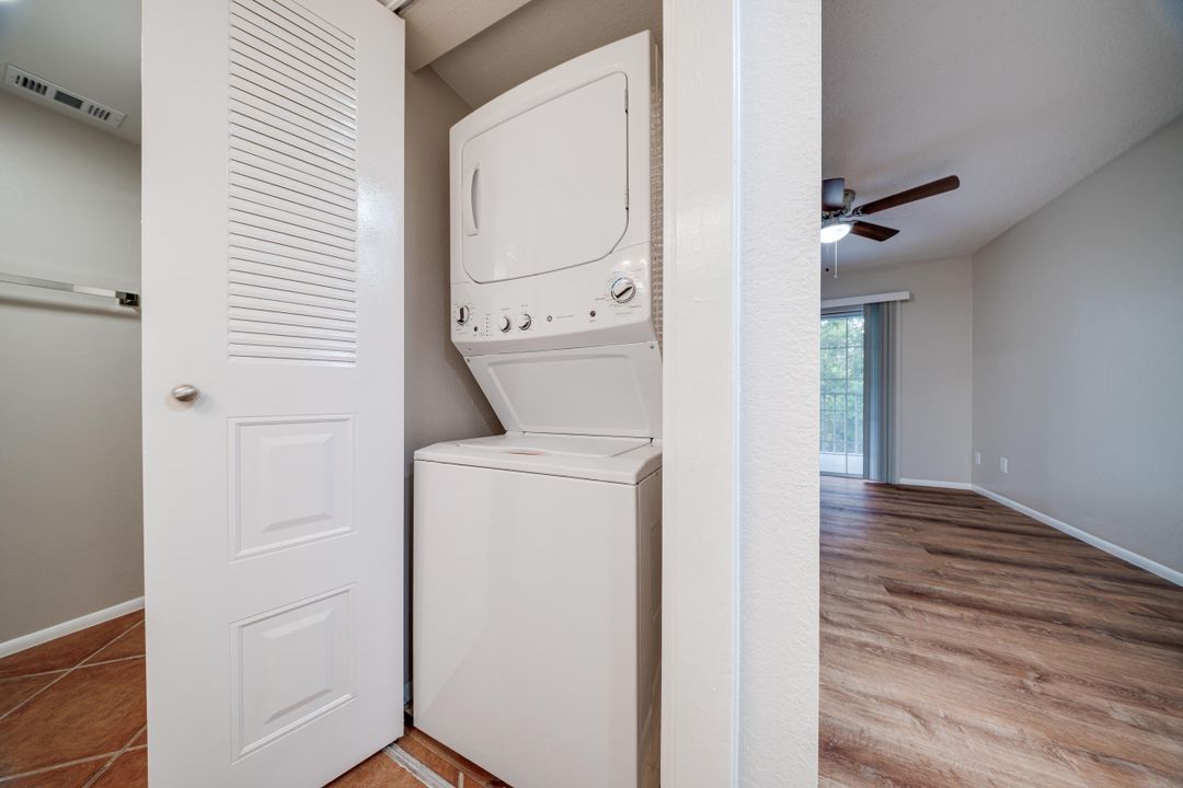 For Sale: $182,500 (2 beds, 2 baths, 874 Square Feet)