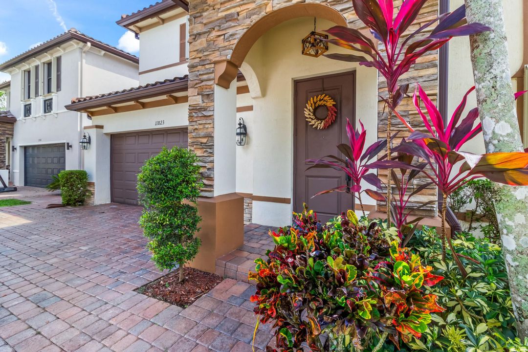 For Sale: $840,000 (4 beds, 3 baths, 3034 Square Feet)