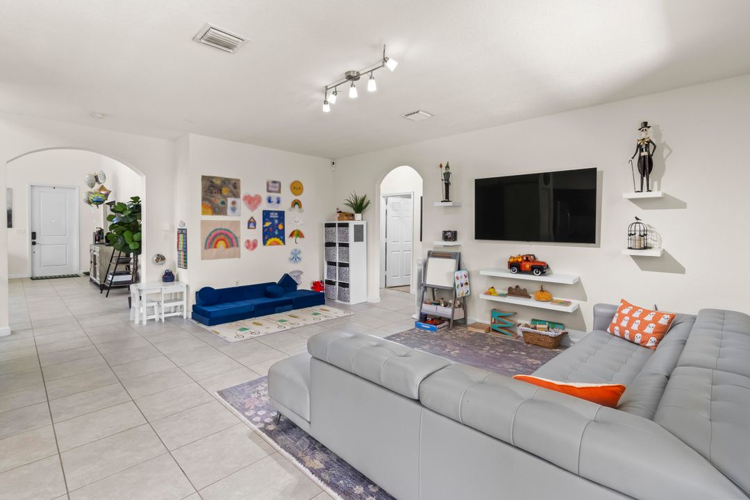 For Sale: $840,000 (4 beds, 3 baths, 3034 Square Feet)