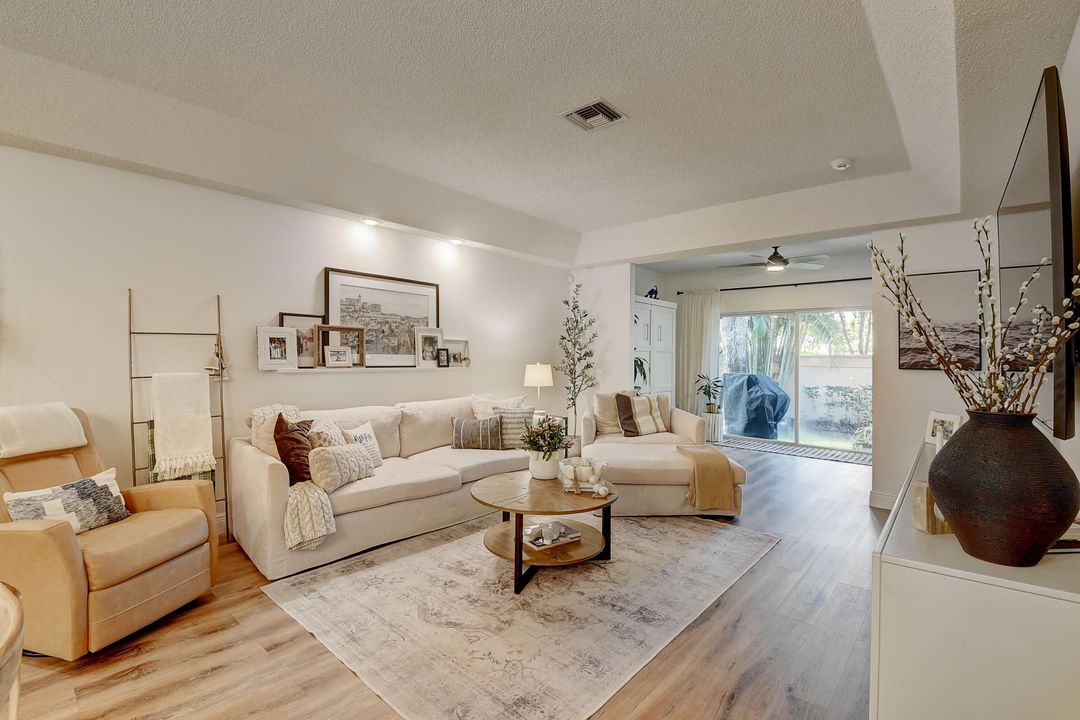 出租: $3,300 (2 贝兹, 2 浴室, 1569 平方英尺)