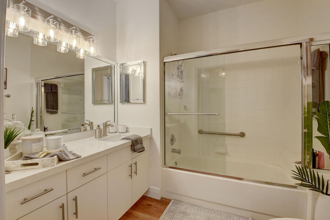 出租: $3,300 (2 贝兹, 2 浴室, 1569 平方英尺)