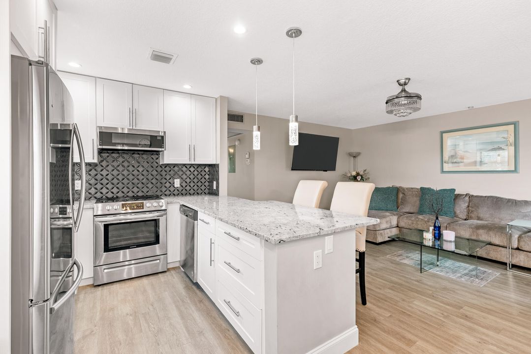 For Sale: $218,880 (2 beds, 1 baths, 820 Square Feet)