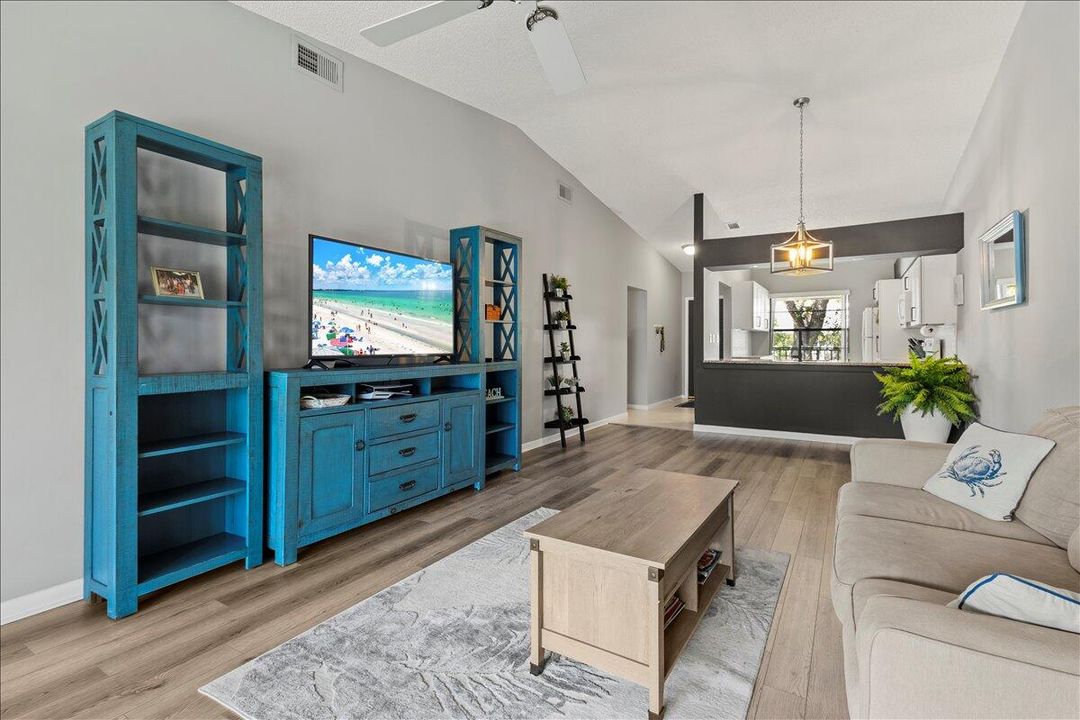 Active With Contract: $310,000 (2 beds, 2 baths, 1200 Square Feet)