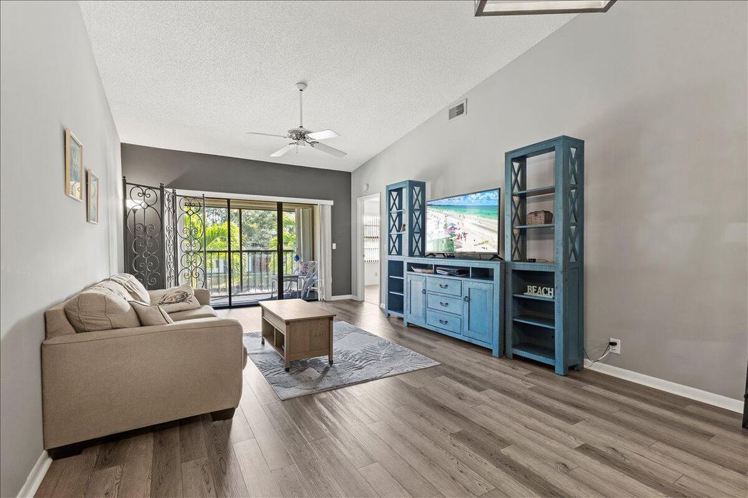 Active With Contract: $310,000 (2 beds, 2 baths, 1200 Square Feet)