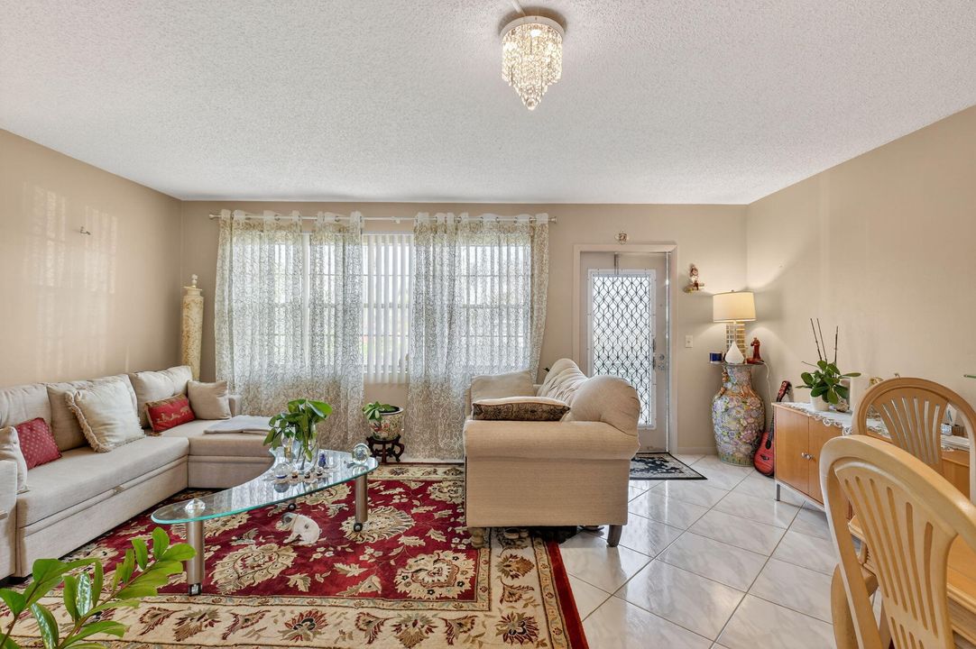 For Sale: $160,000 (1 beds, 1 baths, 738 Square Feet)