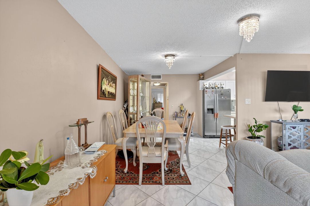 For Sale: $160,000 (1 beds, 1 baths, 738 Square Feet)