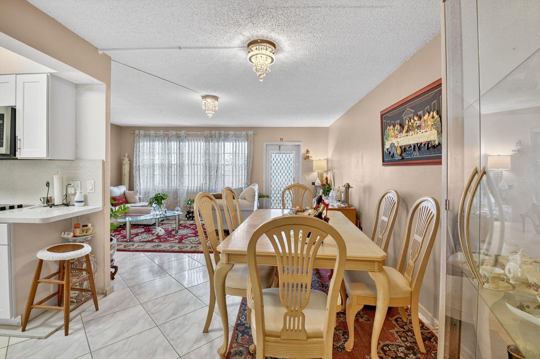 For Sale: $160,000 (1 beds, 1 baths, 738 Square Feet)