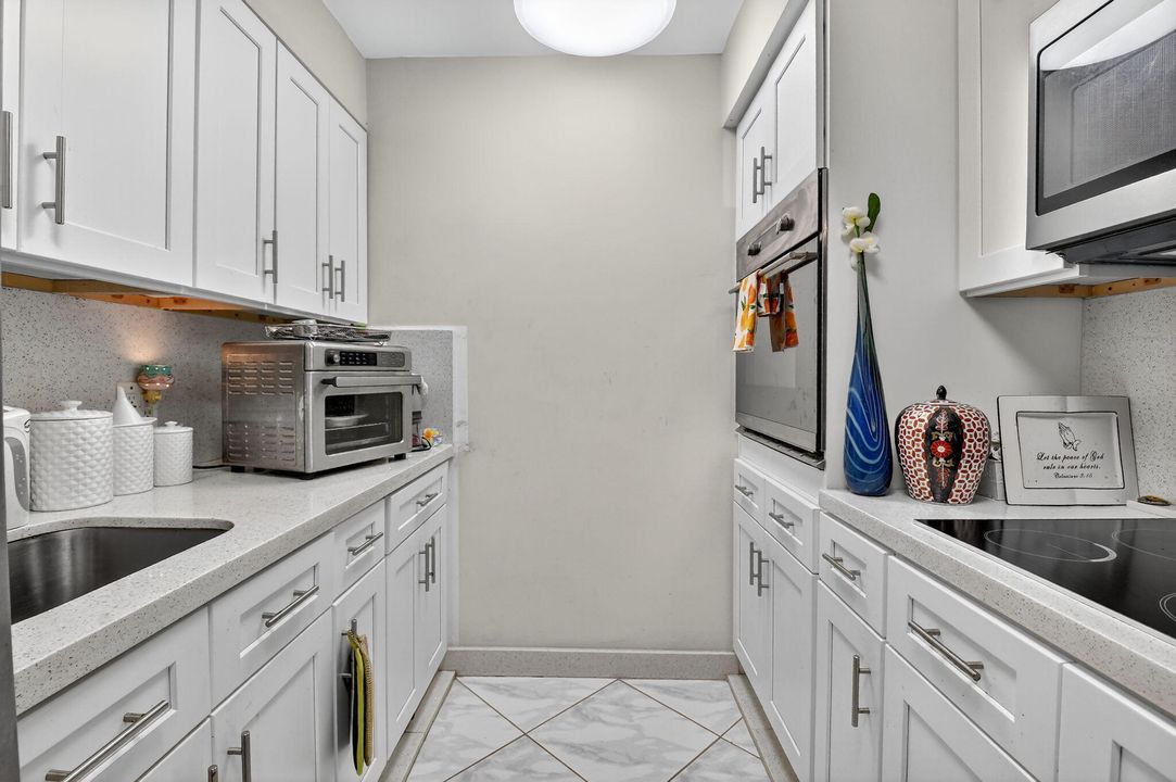 For Sale: $160,000 (1 beds, 1 baths, 738 Square Feet)