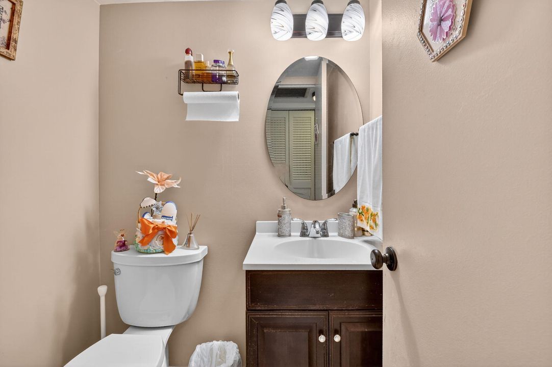 For Sale: $160,000 (1 beds, 1 baths, 738 Square Feet)