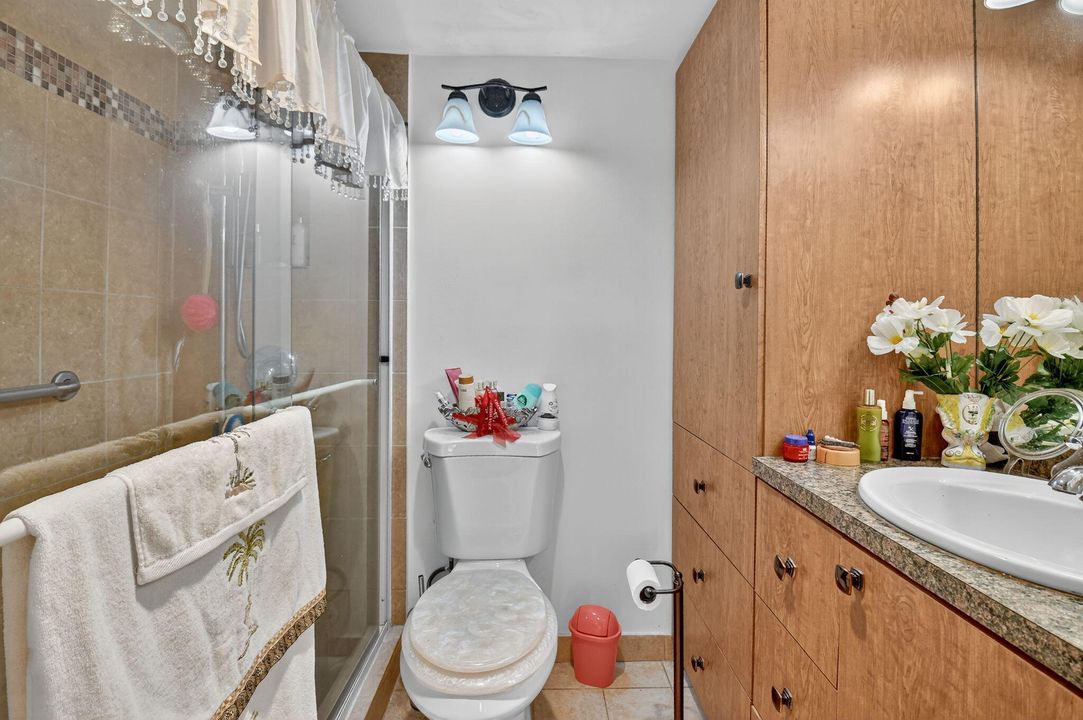 For Sale: $160,000 (1 beds, 1 baths, 738 Square Feet)