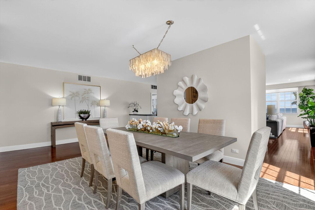 合同活跃: $1,399,000 (3 贝兹, 2 浴室, 2002 平方英尺)