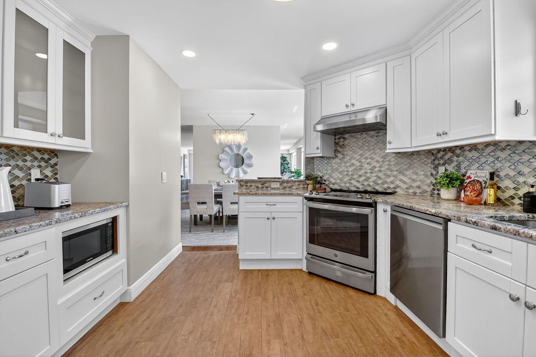 合同活跃: $1,399,000 (3 贝兹, 2 浴室, 2002 平方英尺)