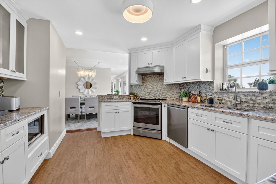 合同活跃: $1,399,000 (3 贝兹, 2 浴室, 2002 平方英尺)