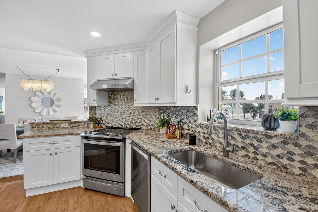 合同活跃: $1,399,000 (3 贝兹, 2 浴室, 2002 平方英尺)