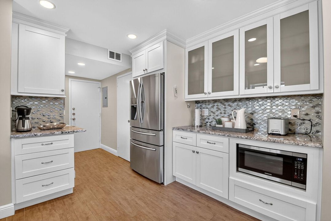 合同活跃: $1,399,000 (3 贝兹, 2 浴室, 2002 平方英尺)