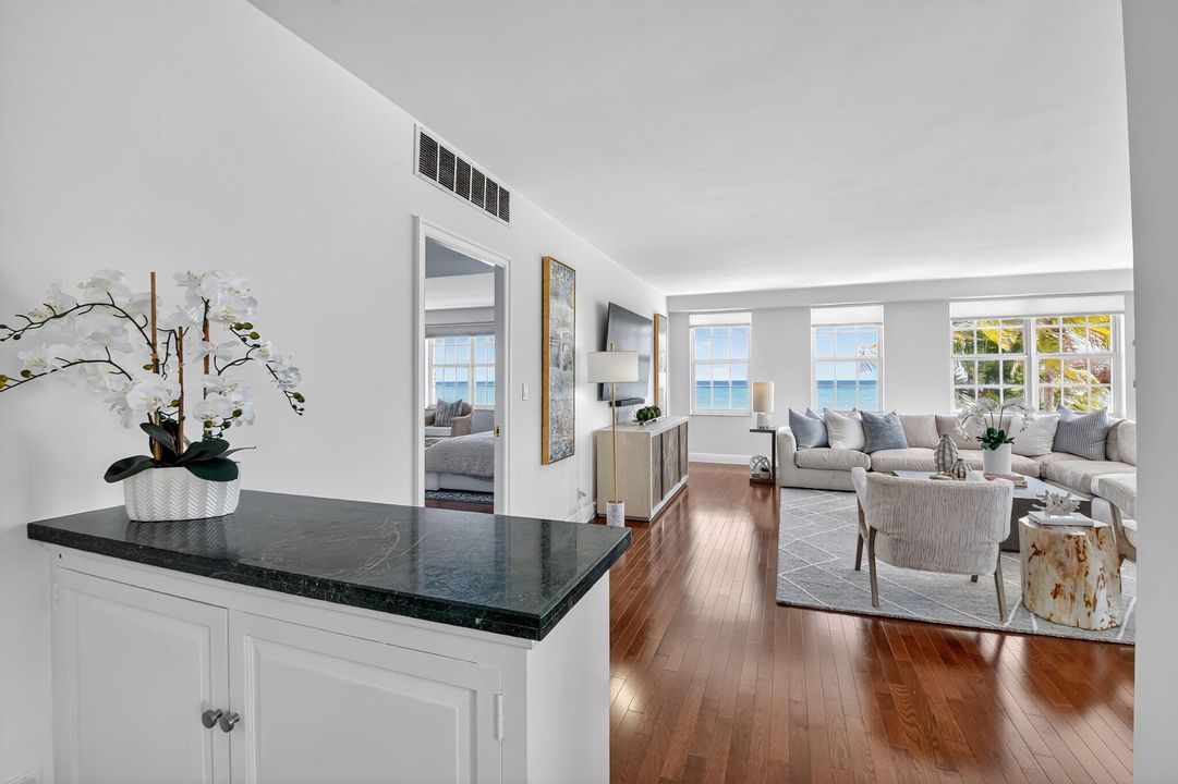 合同活跃: $1,399,000 (3 贝兹, 2 浴室, 2002 平方英尺)