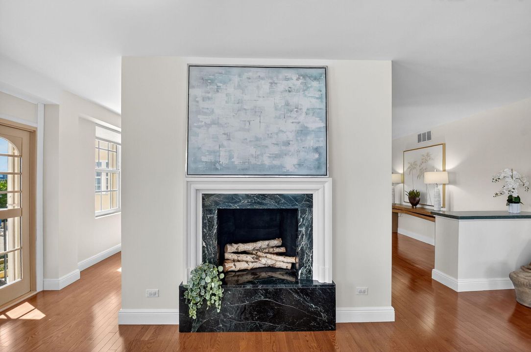 合同活跃: $1,399,000 (3 贝兹, 2 浴室, 2002 平方英尺)