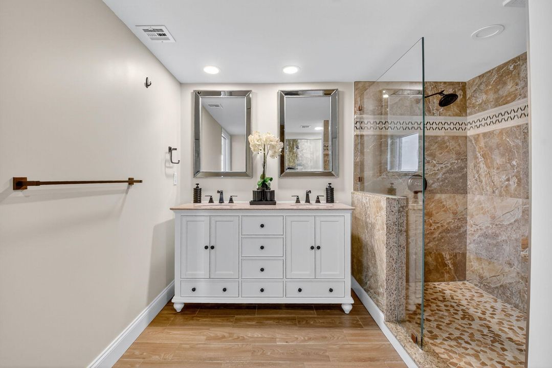 合同活跃: $1,399,000 (3 贝兹, 2 浴室, 2002 平方英尺)