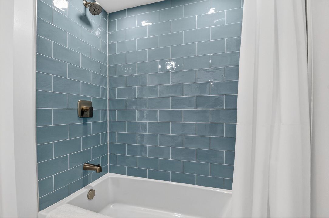 合同活跃: $1,399,000 (3 贝兹, 2 浴室, 2002 平方英尺)