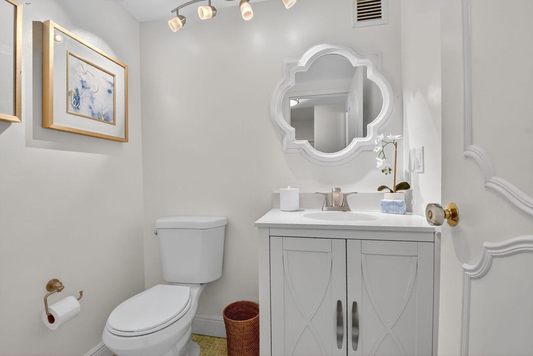 合同活跃: $1,399,000 (3 贝兹, 2 浴室, 2002 平方英尺)