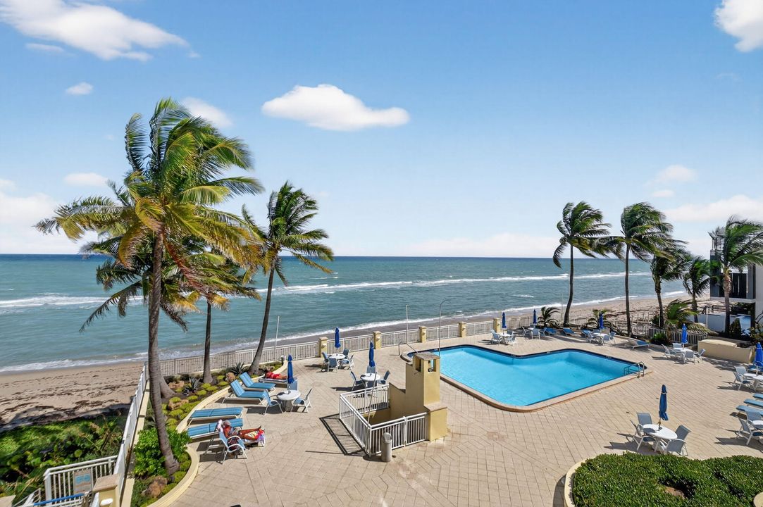 合同活跃: $1,399,000 (3 贝兹, 2 浴室, 2002 平方英尺)