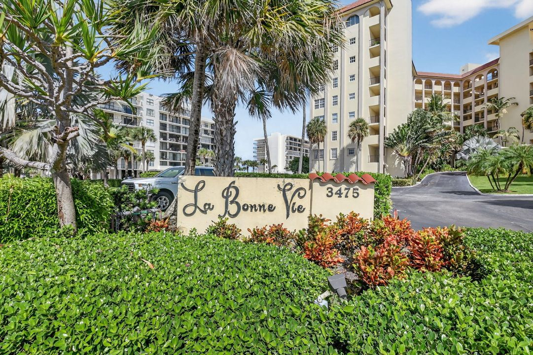 合同活跃: $1,399,000 (3 贝兹, 2 浴室, 2002 平方英尺)